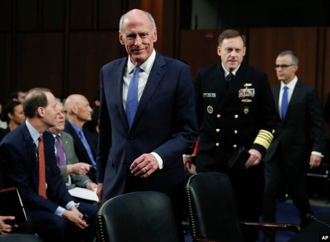 ຈາກຊ້າຍ ຜູ້ອຳນວຍການອົງການສືບລັບ ແຫ່ງຊາດ ທ່ານ Dan Coats, ຜູ້ອຳນວຍການອົງ ການຄວາມໝັ້ນຄົງ ແຫ່ງຊາດ ຫຼື NSA ທ່ານ Michael Rogersand ແລະຮັບຕຳແໜ່ງ ຜູ້ອຳນວຍການ ທ່ານ Andrew McCabe, ກຳລັງມາເຖິງການໃຫ້ການ ກ່ຽວກັບກົດລະບຽບການຂອງການສືບລັບ ຂອງການເຄື່ອນໄຫວຕ່າງປະເທດ, ທີ່ Capitol Hill.