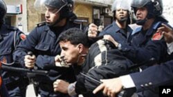 Des policiers arrêtant un manifestant à Casablanca en mars 2011