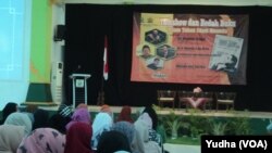 Suasana acara bedah buku di Kampus IAIN Surakarta Kartasura Sukoharjo, yang didemo ormas Islam, 9 Mei 2017. (Foto: VOA/Yudha)