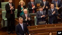 Novoizabrani predsednik Kosova Hašim Tači obraća se poslanicima posle polaganja zakletve
