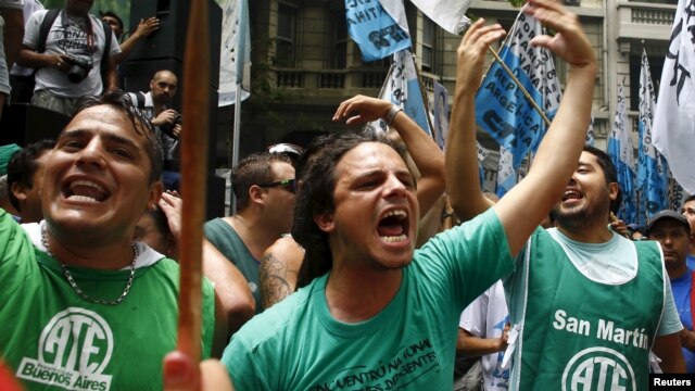 Los despidos se producen desde el 31 de diciembre en distintos ministerios, el Senado, organismos oficiales y en alcaldías de la provincia de Buenos Aires que están gobernados por dirigentes del frente Cambiemos, del mismo partido político del mandatario Macri.