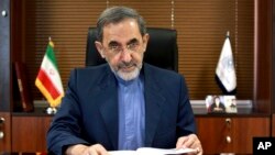 Ali Akbar Velayati, penasihat pemimpin agung Iran saat diwawancarai di kantornya di Teheran Iran, 18 Agustus 2013 (Foto: dok).