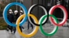 Le symbole des jeux olympiques exposé à Tokyo, Japon, le 4 mars 2020.
