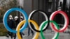 Le symbole des jeux olympiques dans une rue de Tokyo, Japon, le 4 mars 2020.