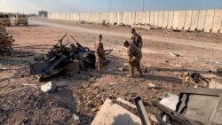 Soldados estadounidenses inspeccionan el lugar del bombardeo iraní en la base aérea de Ain al-Asad en Anbar, Iraq, el lunes 13 de enero de 2020.