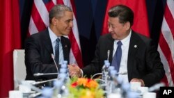 President Barack Obama (L) shakes hands with Chinese President Xi Jinping during their meeting on the sidelines of the United Nations Climate Change Conference, in Le Bourget, outside Paris, Nov. 30, 2015.