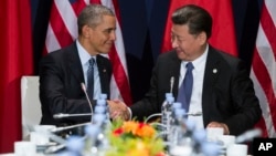 President Barack Obama (L) shakes hands with Chinese President Xi Jinping during their meeting on the sidelines of the United Nations Climate Change Conference, in Le Bourget, outside Paris, Nov. 30, 2015.