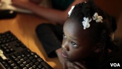 El computador no provee ningún beneficio a los menores de dos años y sí podría perjudicar el desarrollo de su capacidad para socializar.