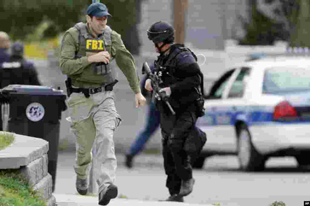 19일 미국 메사추세츠 주 워터타운에서 보스턴 테러 용의자를 추적인 경찰과 미 연방수사국(FBI) 직원.
