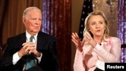 Mantan menteri-menteri luar negeri AS James Baker dan Hillary Clinton.