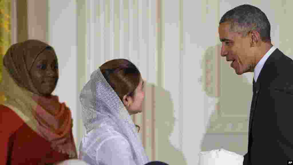 Shugaba Barack Obama na Amurka yana marhabin da baki lokacin liyafar buda baki a cikin fadarsa ta White House, ran litinin 22 Yuni, 2015.