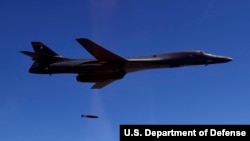 지난 2017년 8월 한반도 상공에서 실시한 미한 공군 연합 항공차단 작전에서 미국 공군 B-1B 전략폭격기가 폭탄을 투하하고 있다. 사진 제공 = 미 태평양사령부.