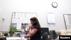 Seorang pegawai sedang menjawab panggilan telepon di kantor Dewan Kota di Scranton, Pennsylvania, AS. (Foto: Dok)