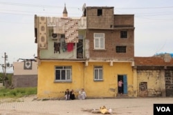 Residents of one home in the Sur’s Ali Pasa neighborhood linger despite Monday’s deadline to vacate. While they knew they probably would have to move, they were only notified for sure late last week. (M. Bozarslan/VOA)