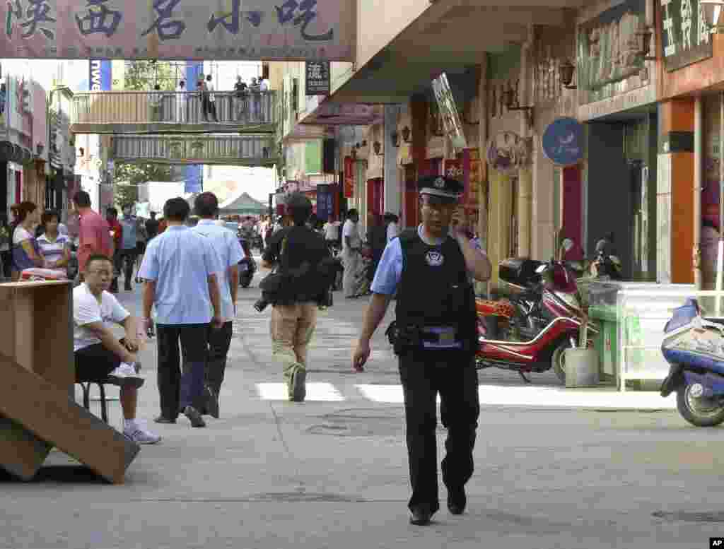 در پی ناآرامی ها در منطقه خودمختار قوم اویغور در ایالت سین کیانگ در غرب چین، پلیس کنترل شهر کاشغر را در دست گرفت - ۲۸ فوریه ۲۰۱۲