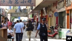 Doğu Türkistan'da şiddet olaylarından sonra devriye gezen bir Çinli polis