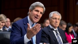 U.S. Secretary of State John Kerry, left, and U.S. Defense Secretary Chuck Hagel, right, appear before the Senate Foreign Relations Committee, Sept. 3, 2013, on Capitol Hill in Washington. 