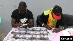 Rey Daddyx Manda Chuva autografando um CD em Luanda