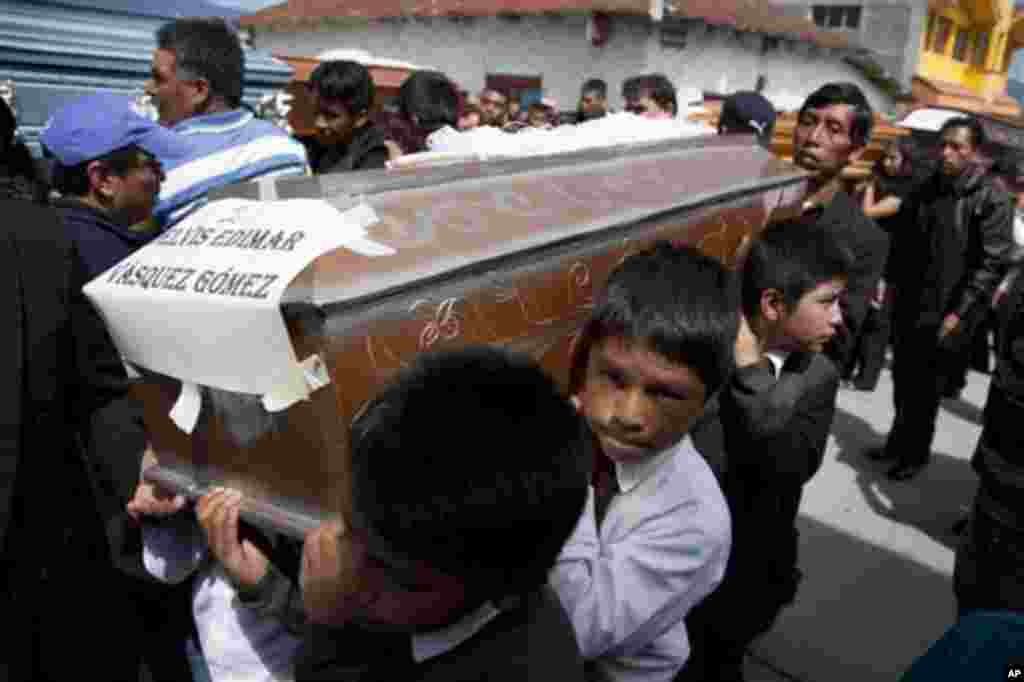 9일 과테말라 산마르코의 지진사태로 인해 사망한 일가족의 시신을 옮기는 소년들. 7일 7.4규모 강진이 발생해 가택이 무너지면서 일가족 10명이 전원 사망했다.