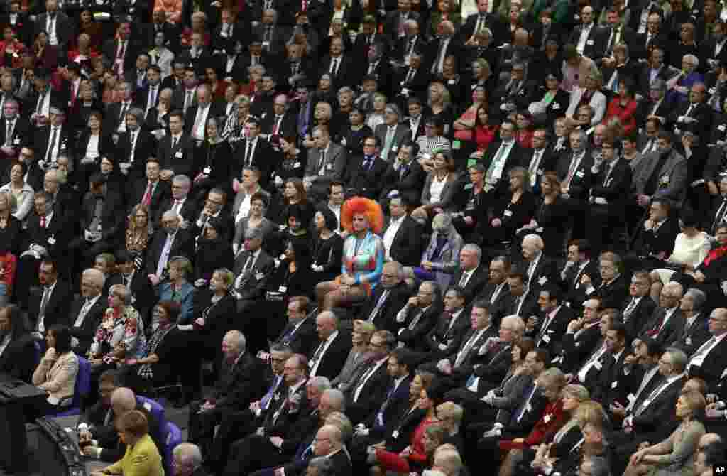독일 대통령 선출을 위해 베를린에 소집된 연방의회 투표인단 선거 현장에서 주황색 머리를 한 &#39;드래그 퀸(여장 남자)&#39; 올리비아 요네스가 눈에 띈다. &nbsp;