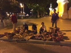 Evening street vendors are selling woven baskets in front of the Royal Palace in Phnom Penh, Cambodia, Thursday, November 26, 2015. (Phorn Bopha/VOA Khmer)