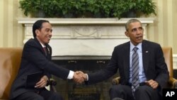 Tổng thống Barack Obama bắt tay Tổng thống Indonesia Joko Widodo trong cuộc họp tại Phòng Bầu dục Tòa Bạch Ốc ở Washington, ngày 26/10/2015.