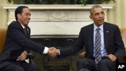 President Barack Obama shake hands with Indonesian President Joko Widodo during their meeting in the Oval Office of the White House in Washington, Oct. 26, 2015.