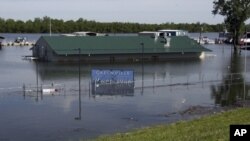 Poplavne vode u mjestu Greenville, u Missisiippiju, potopile su marinu za jahte u tom mjestu (AP Photo/Rogelio V. Solis)
