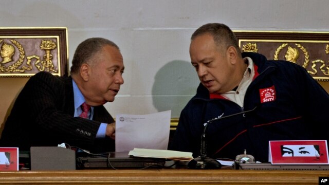 El presidente de la Asamblea Nacional de Venezuela, Diosdado Cabello (derecha) busca designar y juramentar este miércoles a los nuevos miembros del Tribunal Supremo de Justicia.