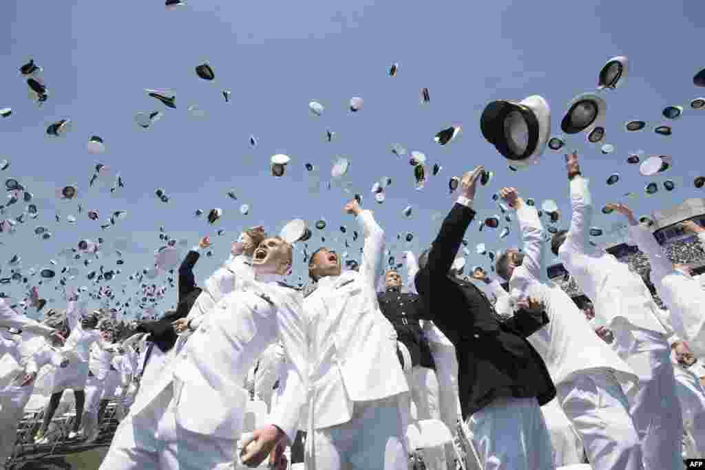 미국 메릴랜드 아나폴리스 해군사관학교 졸업식에서 새로 임관하는 장교후보생들이 축하의 의미로 모자를 높이 던지고 있다.