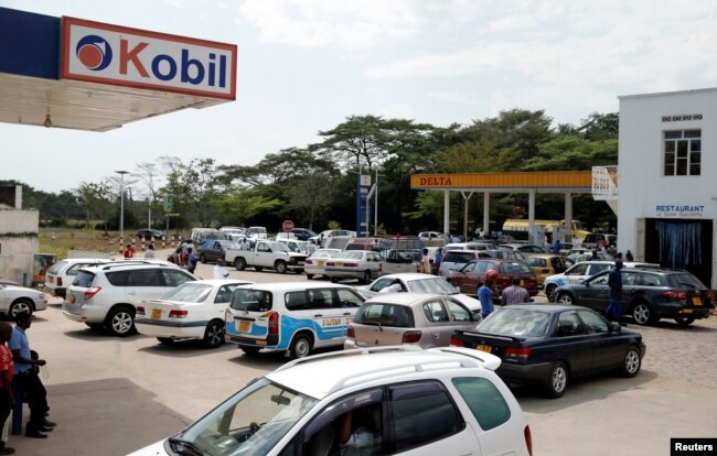Drivers gather at a petrol station waiting for fuel along the Premier Novembre boulevard in Bujumbura, Burundi, May 30, 2017.