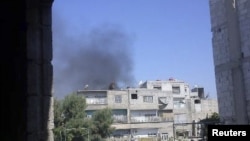 폭력사태가 심화되는 가운데 19일 시리아 수도 다마스쿠스 외곽에서 피어오르는 연기.