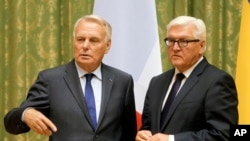 Minis Afè Etranjè alman an, Frank-Walter Steinmeier (adwat) ak kòlèg fransè li, Jean-Marc Ayrault, aprè yon konferans pou laprès sou sitiyasyon an nan Peyi Ikrèn.