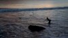 ရခိုင်ပြည်နယ် ငပလီကမ်းခြေမှာ ငါးဖမ်းနေတဲ့ ရေလုပ်သားတဦး။ (အောက်တိုဘာ ၁၅၊ ၂၀၁၅)