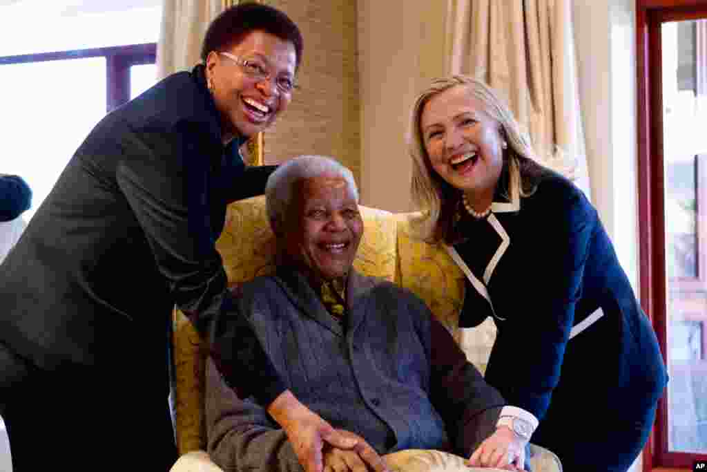 Hillary Clinton meets with former South Africa President Nelson Mandela and his wife Graca Machel at his home in Qunu, South Africa, August 6, 2012.