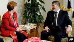 Foto de una reunión entre Mohamed Morsi y Catherine Ashton que tuvo lugar el 19 de junio de 2013. Este martes, ambos se volvieron a reunir en diferentes circunstancias.