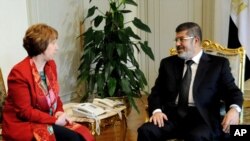 Rais wa zamani wa Misri Mohammed Morsi na mkuu wa EU Catherine Ashton 