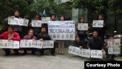 Bà Lưu Bình, ông Ngụy Trung Bình và ông Lý Tư Hoa cùng các nhà hoạt động khác đứng trước một tòa chung cư, căng biểu ngữ đòi các quan chức chính phủ kê khai tài sản. Một tuần sau đó họ đã bị bắt.