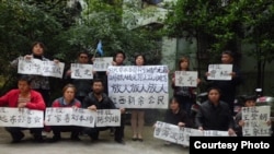 劉萍(站立者左一)等新余市公民舉牌聲援被捕北京活動人士。 (圖片來源：weiquanwang)