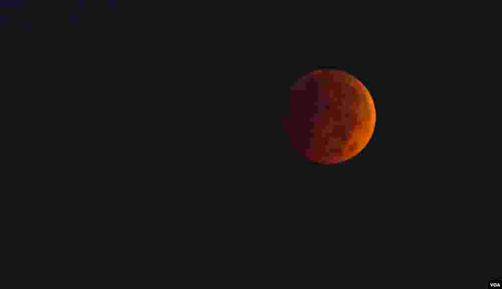 This lunar eclipse is also called a &quot;Blood Moon&quot; because of its red appearance, Washington, DC, Oct. 8, 2014. (Dimitris Manis/VOA) 