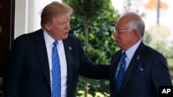 El presidente Donald Trump, (izquierda) recibió en la Casa Blanca al primer ministro de Malasia, Najib Razak, sin hacer mención al escándalo sobre el fondo estatal multimillonario de Najib.
