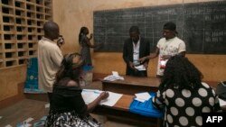 Les responsables électoraux comptent les votes après les élections générales et municipales, à Yaoundé, le 9 février 2020.