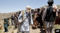 د طالبانو او داعش وسله والو ترمنځ د ننګرهار خوږیانو ولسوالۍ کې د تیرو دوو میاشتې راهیسې جګړې پیل شوي دي.