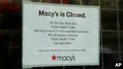 Un cartel anuncia el cierre de la tienda por departamentos Macy's el 30 de marzo de 2020 en San Francisco, California.