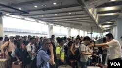 香港國際機場在9-1機場抗爭行動期間，加強檢查旅客進入機場客運大樓，一度引起旅客大排長龍。(攝影: 美國之音湯惠芸）