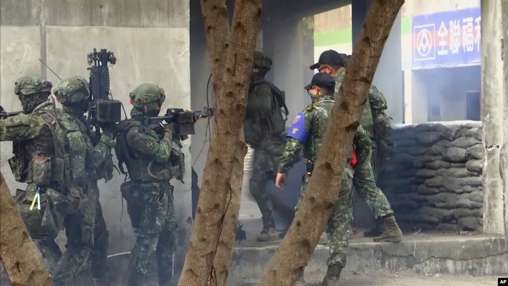 视频截图显示，2022年1月6日，在南部城市高雄进行城市巷战演练的台湾士兵准备进入一栋建筑物。（美联社）(photo:VOA)