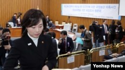 9일 국회에서 열린 '박근혜-최순실 국정농단' 7차 청문회에서 문화계 '블랙리스트'의 존재를 처음 인정한 조윤선 문화체육부 장관이 회의장을 나서고 있다.