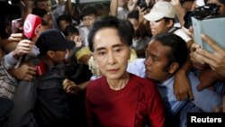 Myanmar's National League for Democracy (NLD) party leader Aung San Suu Kyi arrives to cast her ballot during the general election in Yangon, Nov. 8, 2015. 