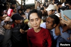 Lãnh tụ Đảng Liên minh Dân chủ Toàn quốc Aung San Suu Kyi đến bỏ phiếu ở Yangon, ngày 8 tháng 11, 2015.