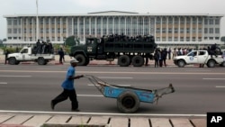 Des policiers en faction devant le Palais du Peuple, siège du Parlement de la RDC, à Kinshasa, lundi le 5 décembre 2011.